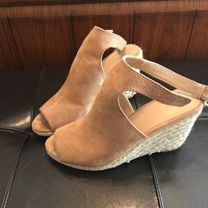 Apt 9 tan wedge espadrille sz 8